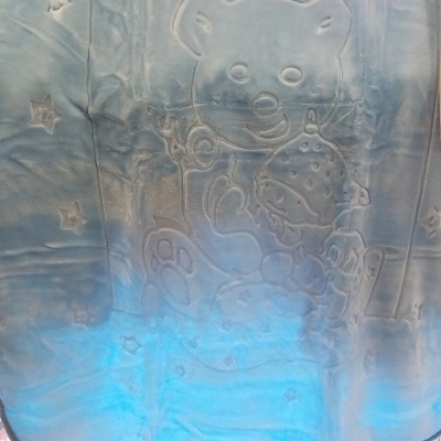 Manta de bebé azul e cinza com relevo de ursinho e estrelas