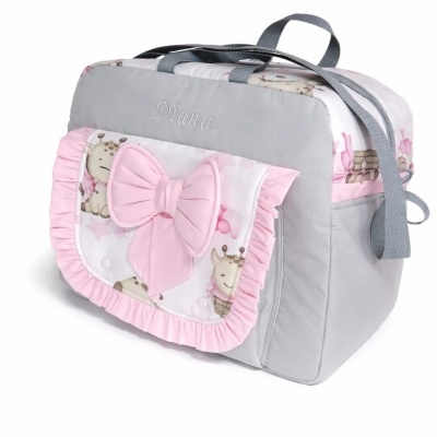 Mala de bebé cinzenta com detalhe rosa e branco com padrão de girafas e laço rosa