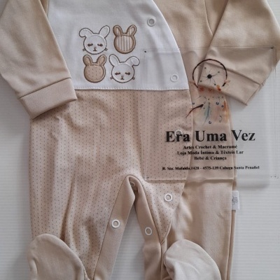 Pijama de bebé bege e branco com coelhinhos bordados