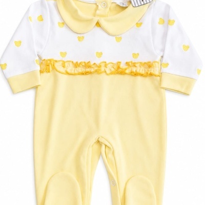 Pijama de bebé amarelo e branco com padrão de ursinhos e gola amarela