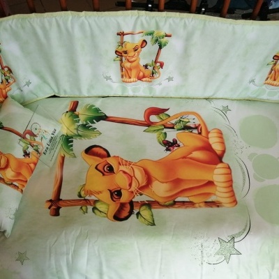 Capa protetora de berço infantil com personagem Simba do Rei Leão