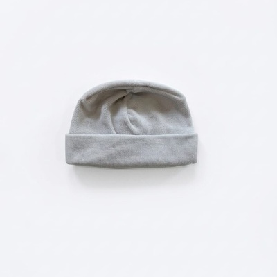 Gorro de malha cinza claro com dobra na base sobre fundo branco