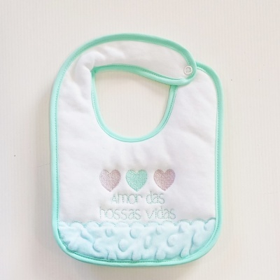 Babete branco com bordas verde-água e bordado com corações e texto
