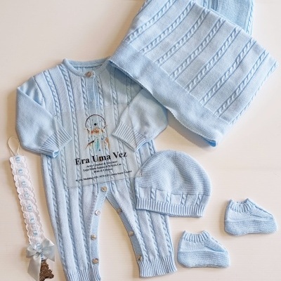 Conjunto de roupa de bebé em tricô azul claro com padrão trançado e prendedor de chupeta com laço