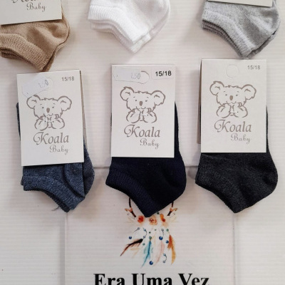 Seis pares de meias de bebé Koala Baby de várias cores com etiquetas brancas, sobre papel com texto da loja Era Uma Vez.