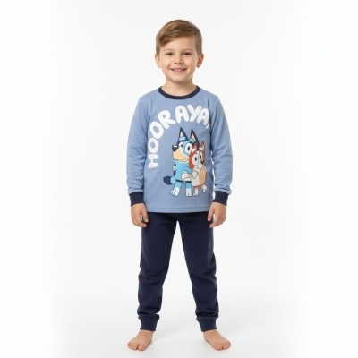 Pijama infantil azul claro e azul escuro com estampado de desenho animado e texto HOORAY