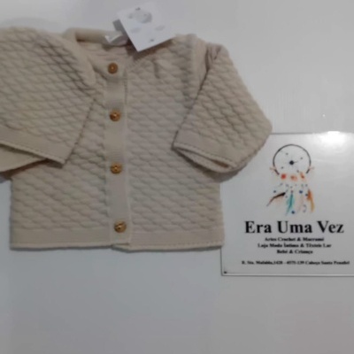 Casaco bege acolchoado com botões de madeira para bebé