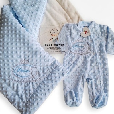 Conjunto de roupa de bebé azul claro com macacão e manta bordada