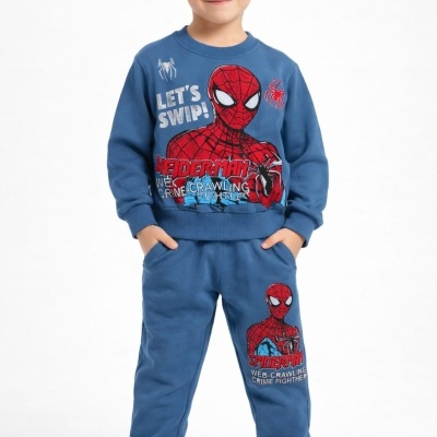 Menino com fato de treino azul com desenhos do Homem-Aranha.