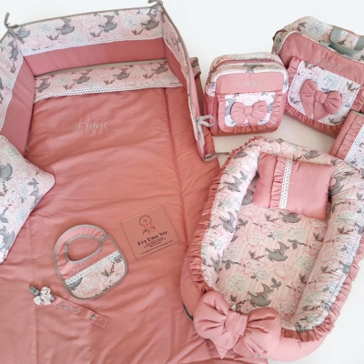 Conjunto de artigos para bebé cor-de-rosa com estampado de raposas e flores, berço, almofada, babete e acessórios