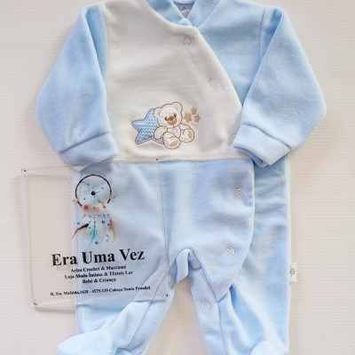 Pijama azul claro e branco para bebé com bordado de ursinho
