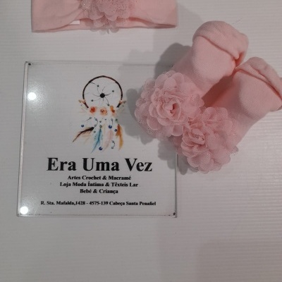 Conjunto rosa para bebé com faixa e meias decoradas com flores de tule, placa com texto comercial
