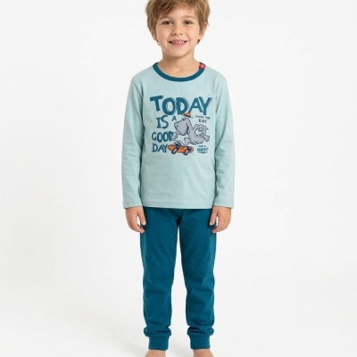 Criança com pijama azul com texto e imagem de dinossauro sobre fundo branco