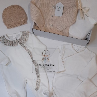 Conjunto de roupa de bebé branco e bege com placa acrílica Era Uma Vez