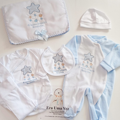 Conjunto de roupa de bebé branco e azul claro com estampado de estrela e texto