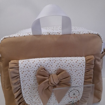 Bolsa bege e branca com estrelas, laço e alça branca