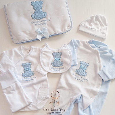 Conjunto de roupa de bebé azul e branca com ursinho e texto bordado