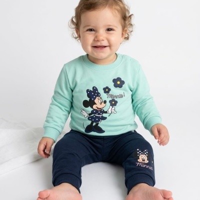 Bebé com conjunto de roupa Minnie verde água e azul-escuro sentado