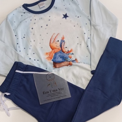 Pijama azul claro com coelhos e calças azuis escuras