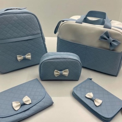 Conjunto de 5 acessórios azuis acolchoados com laços brancos e azuis.