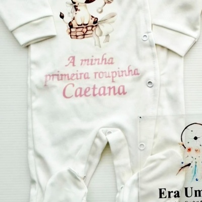 Macacão branco de bebé com estampa de girafa e texto em rosa
