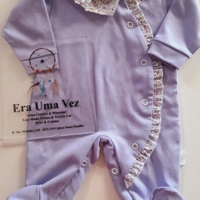 Babygrow lilás com folhos florais e botões de pressão