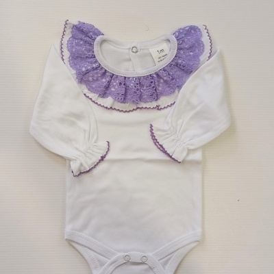 Body de bebé branco com gola roxa e mangas compridas