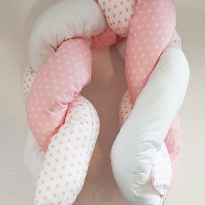 Almofada trançada rosa e branca com padrão de estrelas