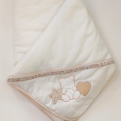 Manta branca de bebé com aplicações de ursinho, estrela floral e coração