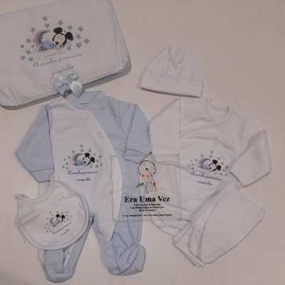 Conjunto de roupa de bebé em branco e azul claro com estampa de Mickey Mouse a dormir na lua