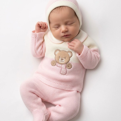 Bebé vestido com conjunto de malha rosa e creme com ursinho bordado