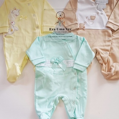 Três pijamas de bebé coloridos com detalhes bordados e botões