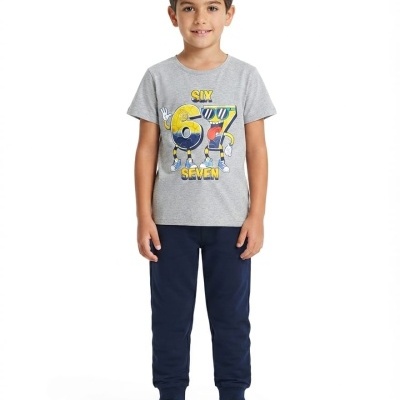 Camiseta cinza com estampa colorida, calças azuis e sapatilhas brancas e azuis