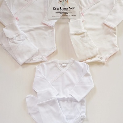 Conjunto branco para bebé com bordados rosa e etiqueta Era Uma Vez