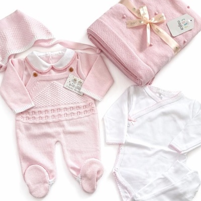 Conjunto de roupa de bebé com manta rosa, macacão rosa de tricô, camisola branca e touca rosa