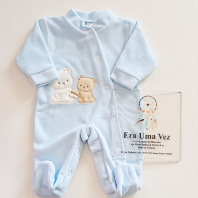 Pijama azul claro para bebé com bordados de ursos e botões em fundo branco