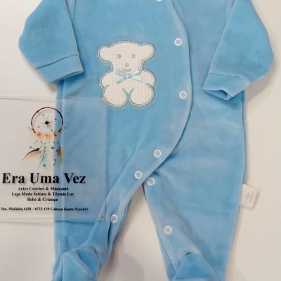 Pijama de bebé azul com ursinho bordado e botões brancos