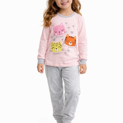 Menina com pijama infantil rosa e cinza com estampado de gatos.