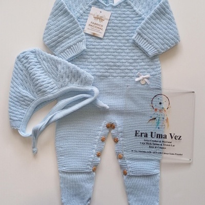 Conjunto de bebé em malha azul clara com macacão e capuz