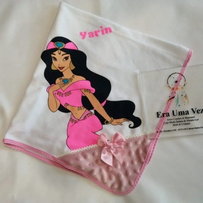 Fralda com estampa de princesa rosa e nome yarin com laço cor-de-rosa na borda.