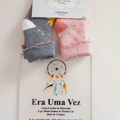 Par de meias de bebé cinzenta e rosa com etiquetas de embalagem