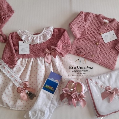 Conjunto roupa e acessórios bebé rosa e branco com etiquetas e cartão da marca