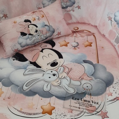 Roupa de cama e proteção de berço cor de rosa com estampado da Minnie bebé a dormir com coelho em nuvens e estrelas