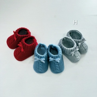 Três pares de sapatinhos de bebé em malha nas cores vermelho, azul e cinzento