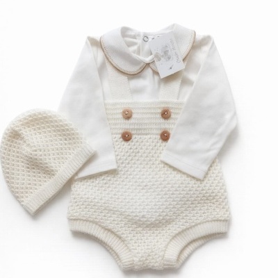 Conjunto de roupa de bebé em tons creme com body, ranita e gorro