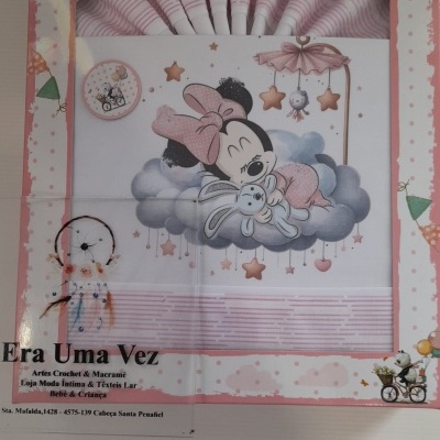 Conjunto de têxteis para bebé cor de rosa com estampa de personagem bebé a dormir numa nuvem em embalagem rosa