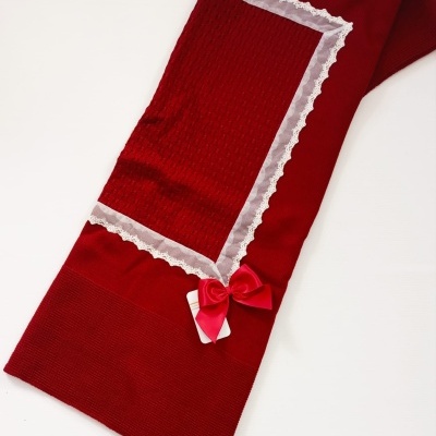 Cachecol vermelho com renda branca e laço de cetim vermelho