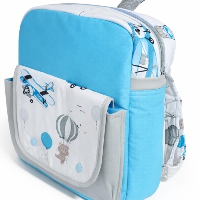 Mochila infantil azul com bolso frontal decorado com balões e aviões.