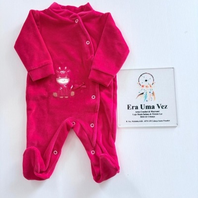 Pijama vermelho de veludo para bebé com bordado e fechos de pressão