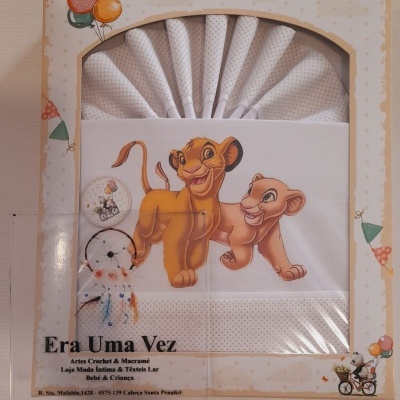 Conjunto de roupa de bebé com padrão de bolinhas e personagens de leões em embalagem ilustrada.